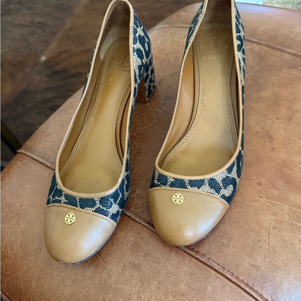 Tory Burch Navy and Tan Patterned Heels